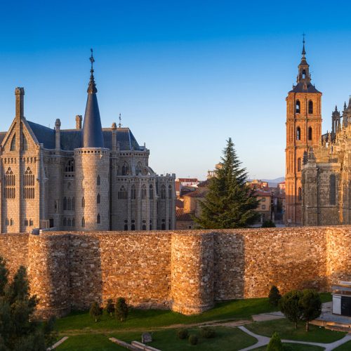Muralla-Astorga_Palacio-de-Gaudi