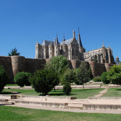 Muralla,_Palacio_Gaudí,_Catedral_de_Astorga
